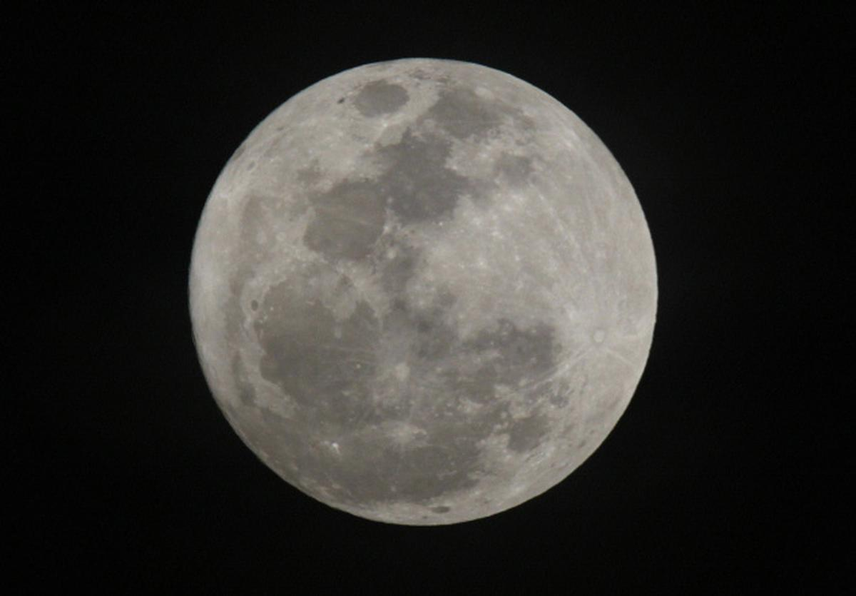 Phát hiện này mở ra nhiều câu hỏi thú vị về nguồn gốc và cấu trúc của đất trên Mặt trăng. (Ảnh: The Hindu)