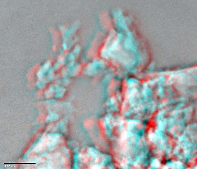 Những hạt nano này hoạt động theo quy luật vật lý lượng tử, khác hoàn toàn so với vật lý thông thường, và khi kết hợp với lớp đất, tạo ra các thuộc tính kỳ lạ cho đất trên Mặt trăng. (Ảnh: dailymail)