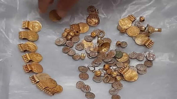 Nhóm công nhân ngay lập tức báo cho cảnh sát, và các vật phẩm có giá trị này đã được đưa ra tòa. Tòa án chỉ đạo Cục Khảo cổ học kiểm tra để xác định tuổi và nguồn gốc. Đánh giá sơ bộ cho thấy các hiện vật rất cũ, và các cuộc thanh tra tiếp theo được tiến hành.