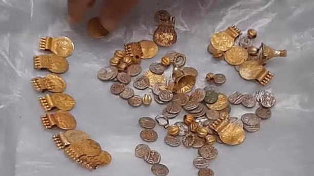 Nhóm công nhân ngay lập tức báo cho cảnh sát, và các vật phẩm có giá trị này đã được đưa ra tòa. Tòa án chỉ đạo Cục Khảo cổ học kiểm tra để xác định tuổi và nguồn gốc. Đánh giá sơ bộ cho thấy các hiện vật rất cũ, và các cuộc thanh tra tiếp theo được tiến hành.