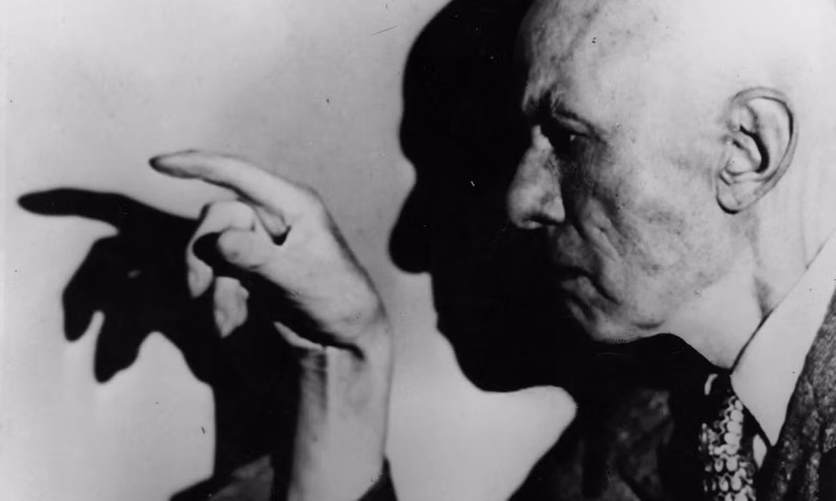 5. Aleister Crowley: Aleister Crowley, người tự xưng là "phù thủy vĩ đại nhất thế giới", là một nhà huyền học và người sáng lập tôn giáo Thelema. Sinh ra vào cuối thế kỷ 19, Crowley đã viết nhiều sách về phép thuật và nghi lễ huyền bí, ảnh hưởng sâu sắc đến các phong trào huyền học hiện đại. Dù gây nhiều tranh cãi, Crowley vẫn được xem là một trong những nhân vật quan trọng nhất trong lịch sử phù thủy và huyền học. (Ảnh: The Guardian)