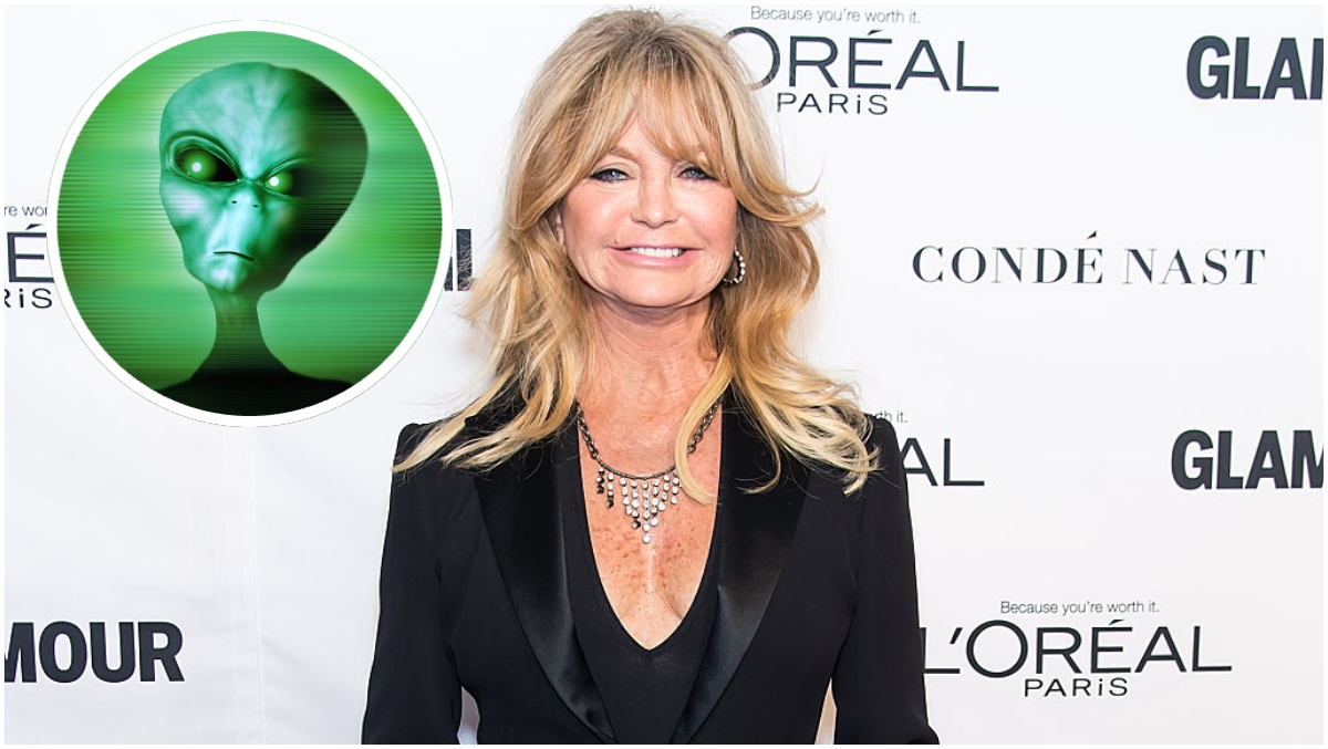 Bốn tháng sau, khi đang làm vũ công ở West Covina, California, bà đã có một giấc mơ kỳ lạ trong xe hơi của bạn diễn. Bà bị đánh thức bởi âm thanh lạ và nhìn thấy những sinh vật với cái đầu hình tam giác, màu bạc, có vết rạch ở miệng, mũi nhỏ và không có tai. Một trong số họ đã chạm vào mặt bà, mang đến cho bà cảm giác như ngón tay của Chúa, đầy tình cảm nhân từ và yêu thương. (Ảnh: outkick)