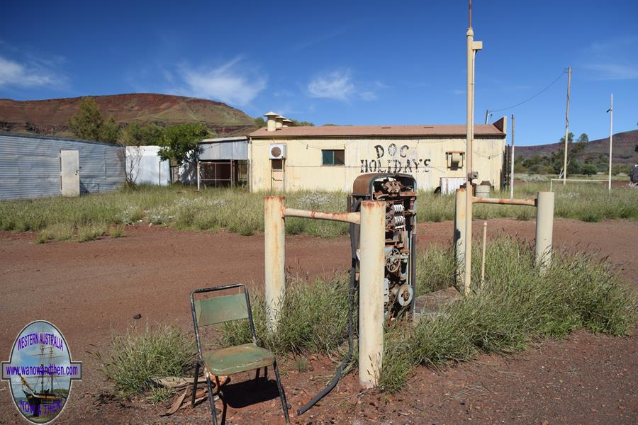 Việc di cư đã phải kéo dài nhiều năm sau khi cư dân phản đối việc bị buộc phải rời đi.