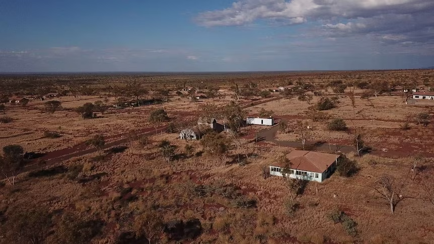 Wittenoom, được mệnh danh là "Chernobyl của Úc", từng là một thị trấn khai thác mỏ sôi động, nhưng sau đó trở thành một nơi nguy hiểm chết người do amiăng.