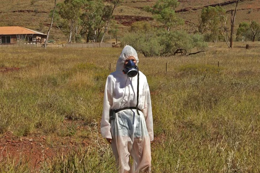 Thậm chí, mặc dù chính phủ đã phá hủy các tòa nhà và niêm phong các bãi chứa chất thải, nhưng 3 triệu tấn amiăng vẫn bay trong không khí.