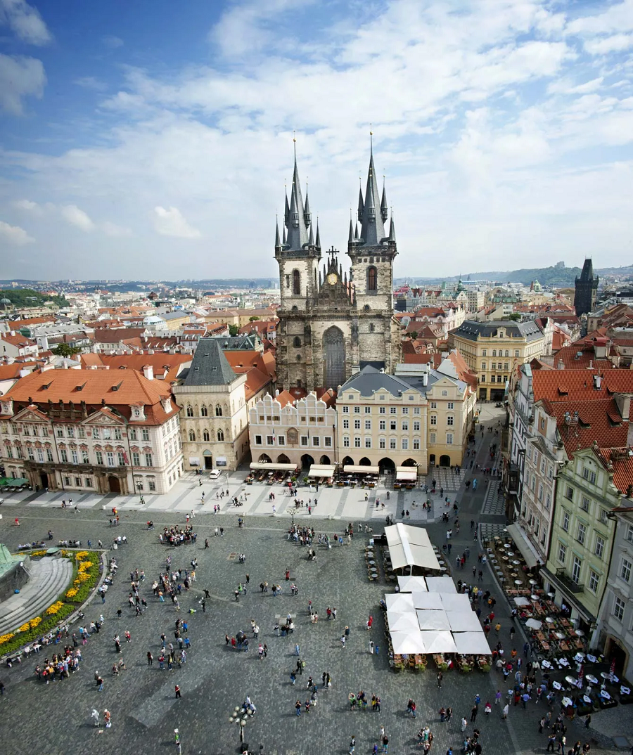5. Prague, Cộng hòa Séc: Prague, thủ đô của Cộng hòa Séc, cũng có nhiều truyền thuyết về ma cà rồng. Khu phố cổ của Prague với những con hẻm nhỏ, những tòa nhà cổ kính và ánh đèn lờ mờ tạo nên một bầu không khí ma quái, hoàn hảo cho những câu chuyện về ma cà rồng. Câu chuyện về "Prague Vampire" đã truyền cảm hứng cho nhiều nhà văn và nghệ sĩ trong nhiều thế kỷ qua. (Ảnh: Britannica)