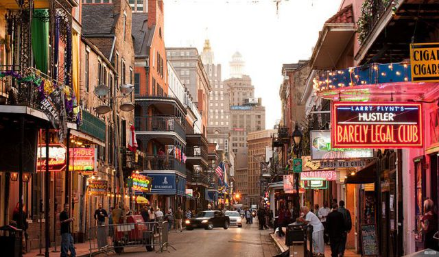 4. New Orleans, Mỹ: New Orleans, thành phố nằm ở bang Louisiana, Mỹ, nổi tiếng với lịch sử phong phú về văn hóa và những câu chuyện ma quái, trong đó có truyền thuyết về ma cà rồng. Khu phố Pháp (French Quarter) là nơi có nhiều câu chuyện về những vụ mất tích bí ẩn và các ngôi nhà ma ám. Các tour du lịch ma quái tại đây thường bao gồm các điểm dừng tại những địa điểm được cho là nơi ở của ma cà rồng. (Ảnh: GPSmyCity)
