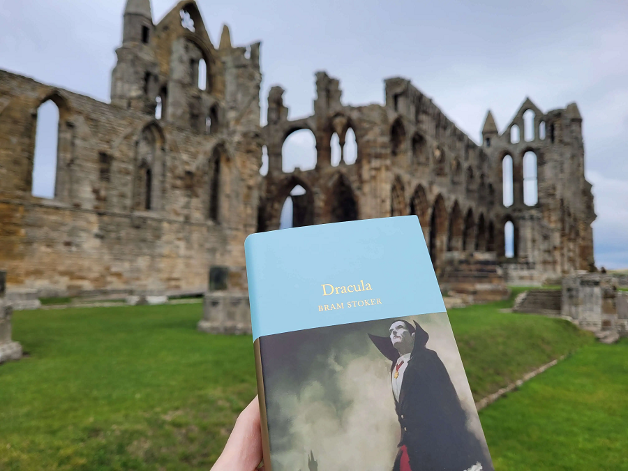 2. Whitby, Anh: Thị trấn Whitby ở Bắc Yorkshire, Anh, cũng có mối liên hệ mạnh mẽ với ma cà rồng, nhờ vào "Dracula" của Bram Stoker. Whitby là nơi mà nhân vật chính của tiểu thuyết, Dracula, lần đầu tiên đặt chân đến Anh. Với cảnh quan đẹp, tu viện Whitby và những câu chuyện ma quái, thị trấn này thu hút những người yêu thích truyện ma và những người muốn tìm hiểu thêm về truyền thuyết ma cà rồng. (Ảnh: Forever Lost In Travel)