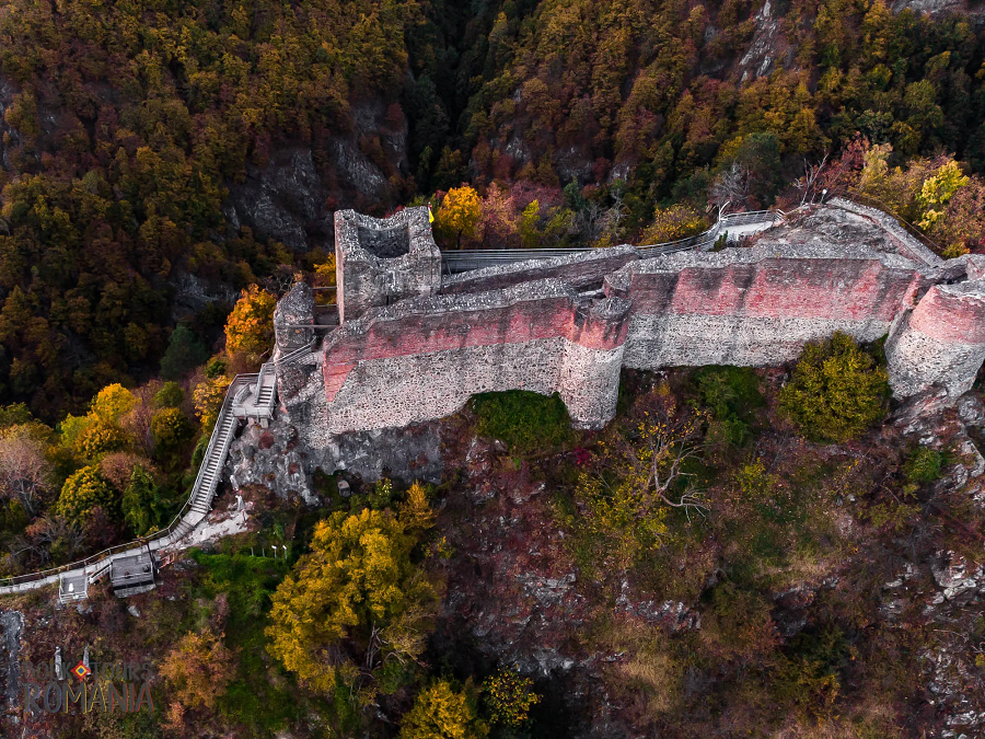 3. Poenari, Romania: Lâu đài Poenari, nằm trên đỉnh núi Carpathian, Romania, là một pháo đài thực sự của Vlad the Impaler. Khác với lâu đài Bran, lâu đài Poenari ít được biết đến nhưng lại có mối liên hệ trực tiếp với lịch sử và truyền thuyết về Vlad III. Để đến được lâu đài này, du khách phải leo hơn 1.400 bậc thang, tạo nên một hành trình thú vị và đầy thách thức. (Ảnh: Romania)