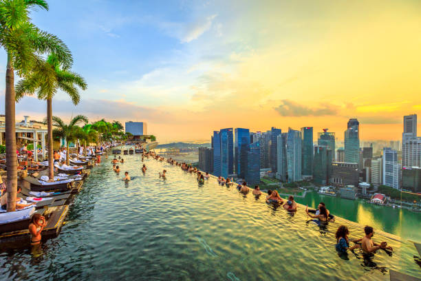 1. Marina Bay Sands, Singapore: Nằm trên tầng thượng của khu phức hợp Marina Bay Sands, bể bơi vô cực tại đây có chiều dài 150 mét, mang đến tầm nhìn toàn cảnh thành phố Singapore. Đắm mình trong làn nước mát lạnh, du khách có cảm giác như bơi giữa những đám mây, ngắm nhìn cảnh đẹp ngoạn mục của đường chân trời. (Ảnh: iStock)