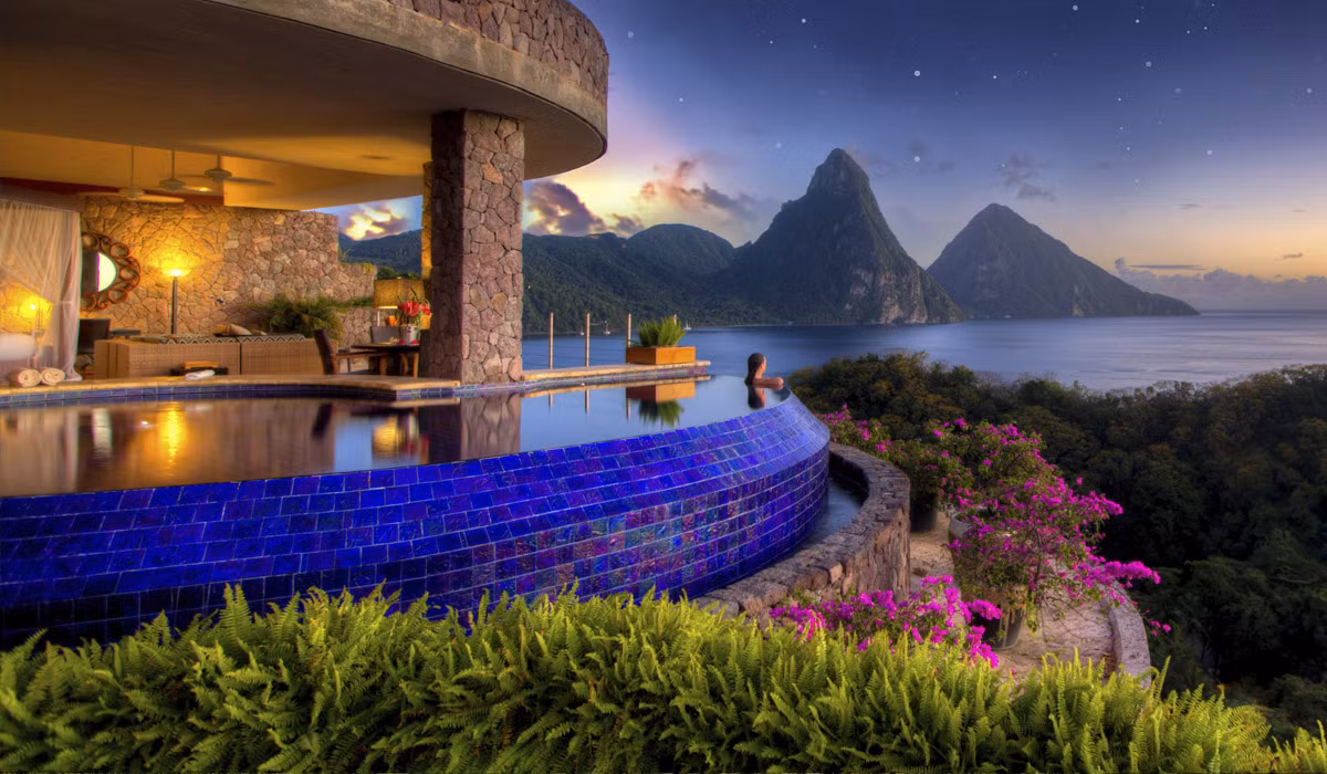 5. Jade Mountain, Saint Lucia: Với tầm nhìn hướng ra biển Caribbean và núi Piton, bể bơi vô cực tại Jade Mountain mang đến khung cảnh tuyệt đẹp và không gian riêng tư. Mỗi phòng nghỉ đều có bể bơi riêng, cho phép du khách thư giãn và tận hưởng vẻ đẹp hoang sơ của thiên nhiên. (Ảnh: jademountain)