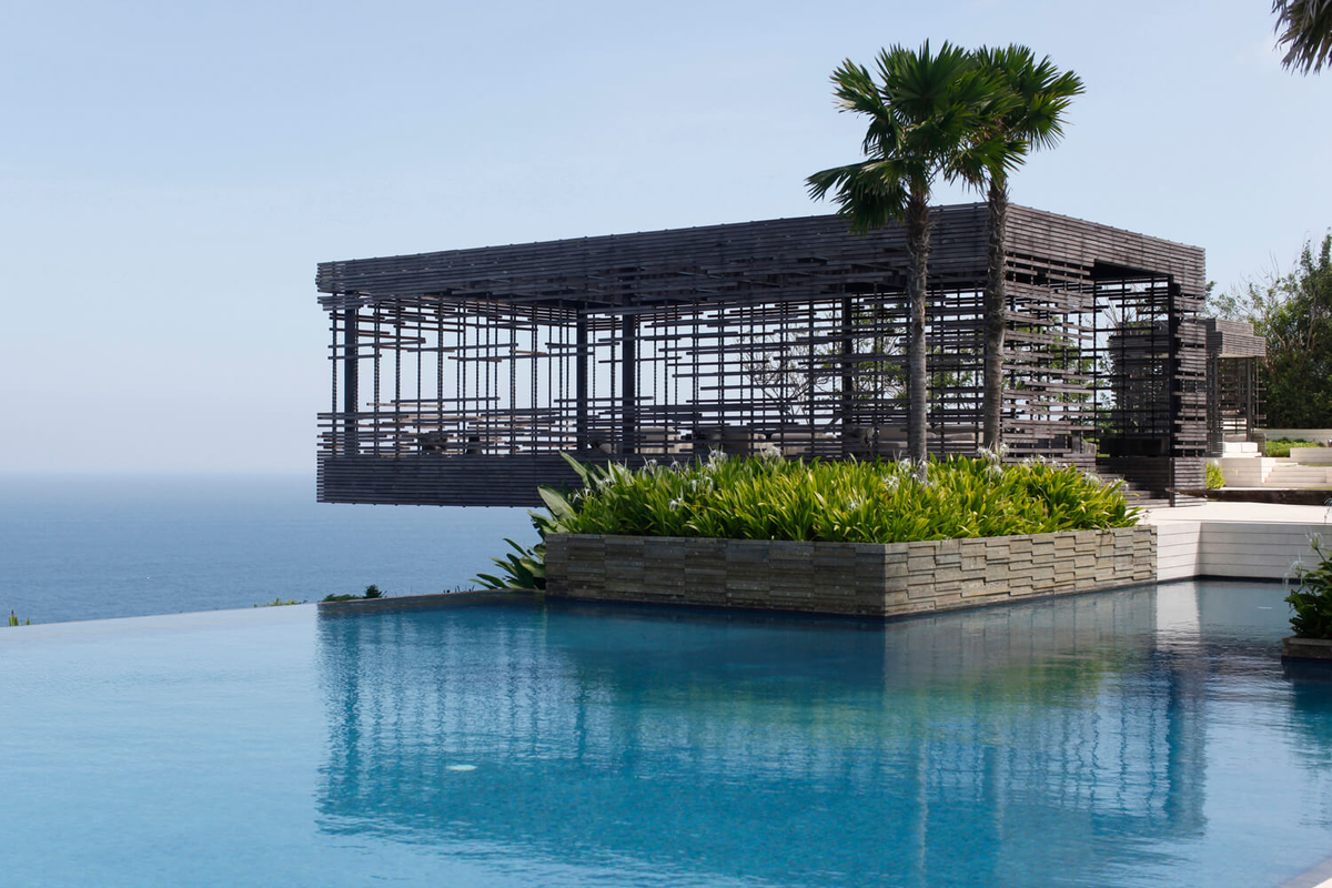 7. Alila Villas Uluwatu, Indonesia: Nằm trên vách đá Uluwatu ở Bali, bể bơi vô cực tại Alila Villas mang đến tầm nhìn toàn cảnh ra biển Ấn Độ Dương. Với thiết kế hiện đại và sang trọng, đây là nơi lý tưởng để thư giãn và tận hưởng sự bình yên giữa thiên nhiên. (Ảnh: PT Bukit Uluwatu Villa Tbk)