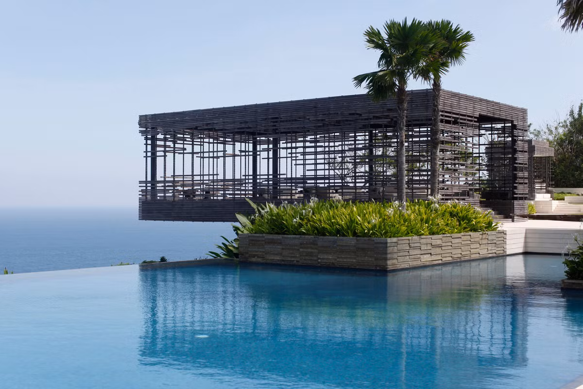 7. Alila Villas Uluwatu, Indonesia: Nằm trên vách đá Uluwatu ở Bali, bể bơi vô cực tại Alila Villas mang đến tầm nhìn toàn cảnh ra biển Ấn Độ Dương. Với thiết kế hiện đại và sang trọng, đây là nơi lý tưởng để thư giãn và tận hưởng sự bình yên giữa thiên nhiên. (Ảnh: PT Bukit Uluwatu Villa Tbk)