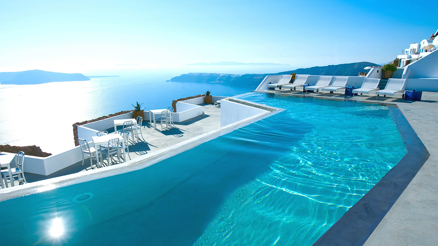 6. Grace Santorini, Hy Lạp: Nằm trên vách đá của đảo Santorini, bể bơi vô cực tại Grace Santorini mang đến tầm nhìn tuyệt đẹp ra biển Aegean và những ngôi nhà trắng tinh khôi. Đây là nơi lý tưởng để ngắm hoàng hôn đẹp mê hồn và tận hưởng không khí lãng mạn của đảo. (Ảnh:Architectural Digest)