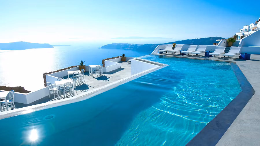6. Grace Santorini, Hy Lạp: Nằm trên vách đá của đảo Santorini, bể bơi vô cực tại Grace Santorini mang đến tầm nhìn tuyệt đẹp ra biển Aegean và những ngôi nhà trắng tinh khôi. Đây là nơi lý tưởng để ngắm hoàng hôn đẹp mê hồn và tận hưởng không khí lãng mạn của đảo. (Ảnh:Architectural Digest)