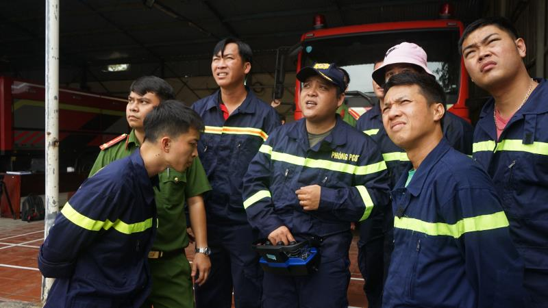 Công an TP Đà Nẵng đã tổ chức tập huấn, hướng dẫn quy trình, thao tác sử dụng, bảo quản và bảo dưỡng robot chữa cháy cho cán bộ, chiến sĩ của đơn vị. (Ảnh: Báo Công an TP Đà Nẵng)