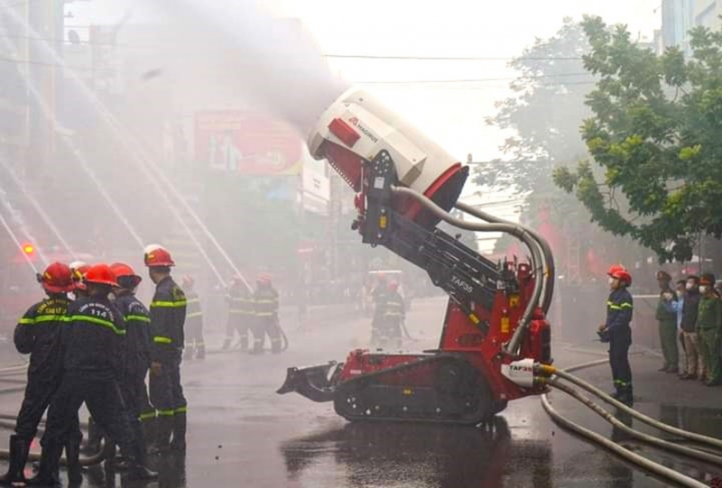 Robot TAF35 được điều khiển từ xa trong bán kính 300 mét, đảm bảo an toàn cho lực lượng tham gia chữa cháy. (Ảnh: Công an nhân dân)