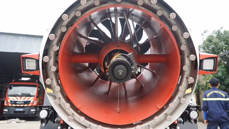 Với khả năng vượt dốc 30 độ và nghiêng 15 độ, robot có thể di chuyển linh hoạt trên nhiều địa hình khác nhau. Tốc độ di chuyển tối đa của robot là 9 km/h, giúp nó nhanh chóng tiếp cận hiện trường cháy. (Ảnh: Báo Công an TP Đà Nẵng)