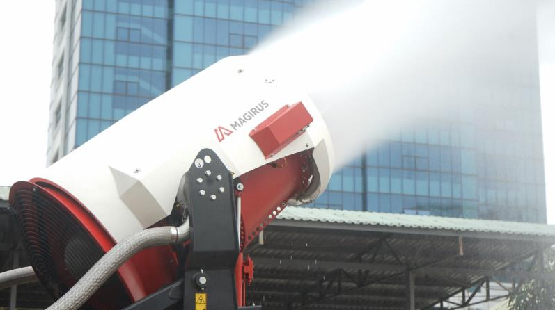 Một trong những tính năng nổi bật của TAF35 là tuabin phun nước với công suất 25kW, có thể phun xa đến 80 mét và tốc độ phun đạt 4.700 lít nước mỗi phút. Điều này giúp robot nhanh chóng dập tắt đám cháy, đặc biệt là trong những tình huống khẩn cấp và nguy hiểm mà con người khó có thể tiếp cận như cháy xe bồn, kho xăng, dầu, nhà xưởng. (Ảnh: Báo Công an TP Đà Nẵng)