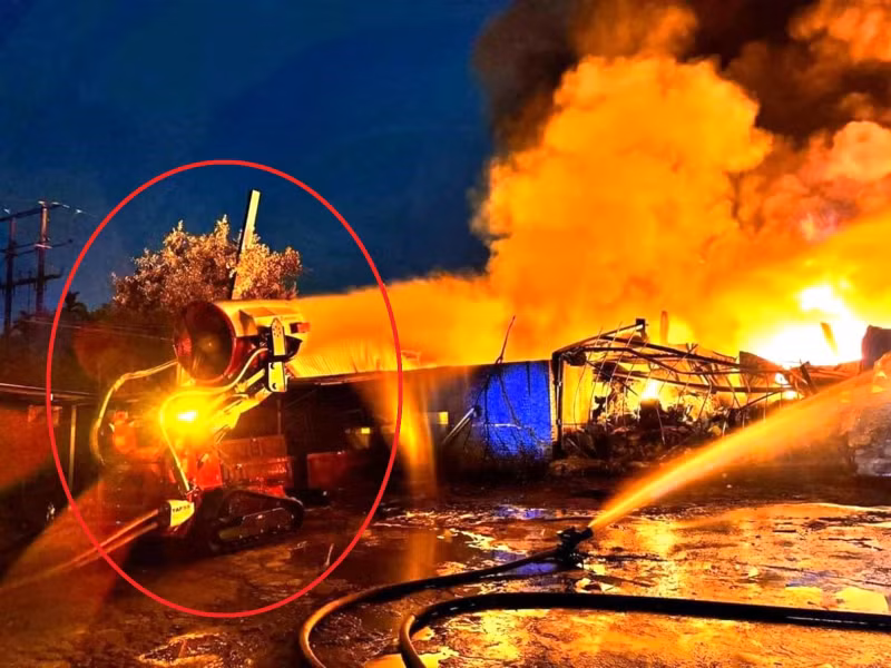 Ngoài ra, robot còn được trang bị hệ thống phun nước giảm nhiệt quanh thân, giúp tăng khả năng chiến đấu và bảo vệ chính nó khỏi nhiệt độ cao. (Ảnh: Công an nhân dân)