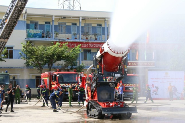 Đây là lần đầu tiên một robot chữa cháy hiện đại như vậy được đưa vào sử dụng tại Việt Nam. (Ảnh: Tiền phong)