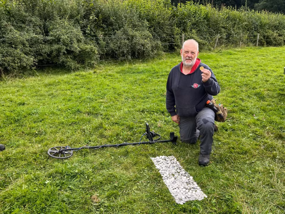 Sau khi đào sâu hơn, ông phát hiện ra ba đồng bạc và sau đó là thêm nhiều đồng xu khác. Trong bốn giờ tiếp theo, Dave cùng đội ngũ của mình đã tìm thấy tổng cộng 335 đồng xu trong khu vực rộng gần 4 mét. Ngày hôm sau, họ tìm thấy thêm 15 đồng xu, nâng tổng số lên 350. Kho báu này được cho là chôn cất trong Nội chiến Anh vào những năm 1640 và bao gồm các đồng xu từ thời vua Edward VI, Elizabeth I, James I và Charles I. (Ảnh: The Sun)