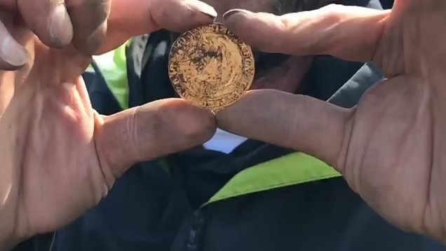 Hai người đàn ông này đã cùng tìm kiếm suốt 20 năm nhưng chỉ đạt được phát hiện lớn này gần đây. Số tiền thu được từ cuộc đấu giá sẽ được chia cho hai người tìm thấy và chủ đất. (Ảnh:Daily Mail)