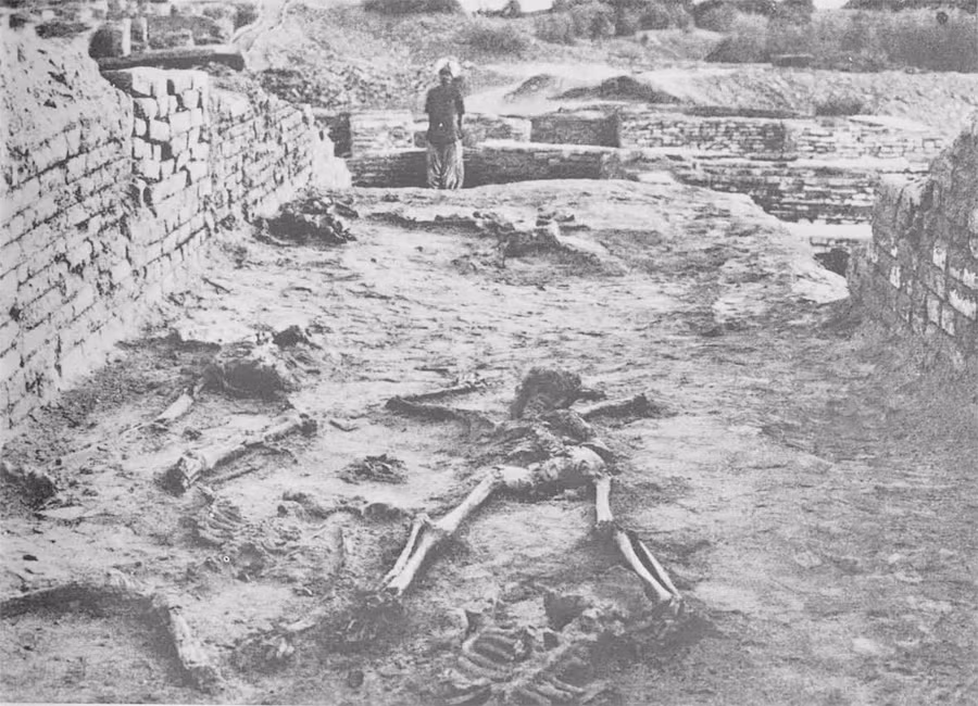 Tuy nhiên, sự sụp đổ đột ngột của nó vẫn là bí ẩn. Hài cốt người dân nằm rải rác, nhiều người chết bất ngờ khi đang làm việc. (Ảnh: Penn Museum)