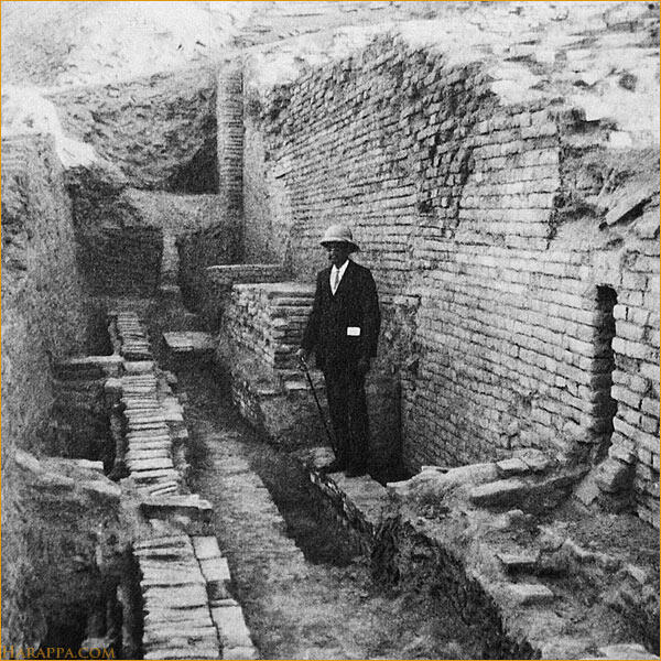 1. Vụ nổ Death Hill: Năm 1922, tại Ấn Độ, các nhà khảo cổ phát hiện thành phố cổ Mohenjo-daro, hay còn gọi là "Ngọn đồi tử thần". Thành phố này có quy hoạch hoàn chỉnh và các tòa nhà được trang bị hệ thống cấp nước và thoát nước hiện đại, từng là một nền văn minh phát triển cao. (Ảnh: Harappa)