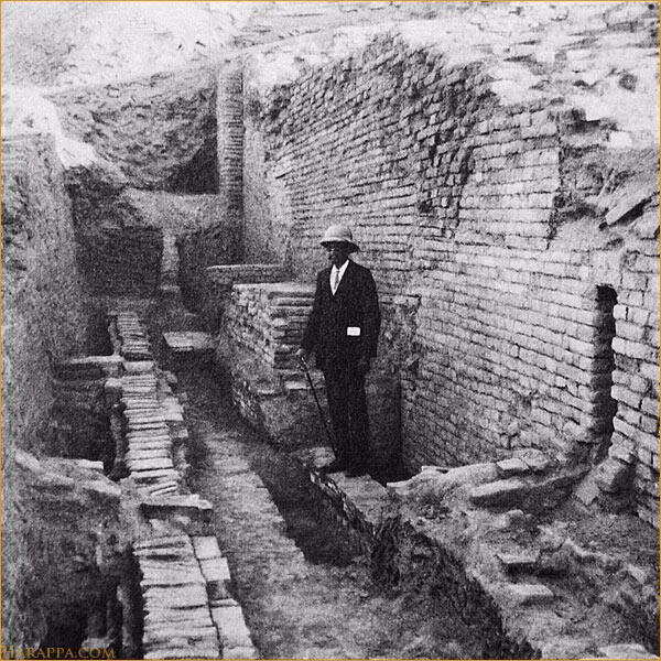 1. Vụ nổ Death Hill: Năm 1922, tại Ấn Độ, các nhà khảo cổ phát hiện thành phố cổ Mohenjo-daro, hay còn gọi là "Ngọn đồi tử thần". Thành phố này có quy hoạch hoàn chỉnh và các tòa nhà được trang bị hệ thống cấp nước và thoát nước hiện đại, từng là một nền văn minh phát triển cao. (Ảnh: Harappa)