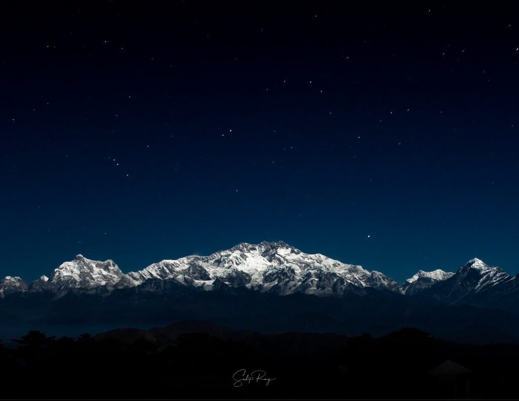 2. Phật ngủ núi Sleeping Buddha, Ấn Độ: Dãy núi Sleeping Buddha (còn gọi là Kanchenjunga) ở bang Sikkim, Ấn Độ, có hình dáng như một vị Phật đang nằm ngủ. Từ Darjeeling, bạn có thể ngắm nhìn toàn cảnh dãy núi này với các đỉnh núi tạo thành hình dạng đầu, thân và chân của vị Phật. Đây là một trong những điểm ngắm cảnh hoàng hôn và bình minh đẹp nhất thế giới. (Ảnh: The Floating Pebbles) 