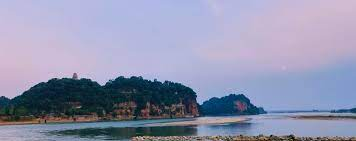 1. Phật ngủ trên núi Emei, Trung Quốc: Nằm trong khu bảo tồn thiên nhiên Emei, tỉnh Tứ Xuyên, Trung Quốc, hình ảnh "Phật ngủ" xuất hiện khi bạn ngắm nhìn các đỉnh núi từ xa. Các ngọn núi tạo thành hình dáng một vị Phật nằm nghiêng, với đầu, ngực và chân rõ ràng. Núi Emei không chỉ là một địa điểm tôn giáo quan trọng mà còn là một cảnh quan thiên nhiên tuyệt đẹp với nhiều loài thực vật và động vật quý hiếm. (Ảnh: Trip.com)