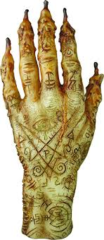 Bàn tay Vinh quang được miêu tả là của một gã đàn ông bị tử hình trên giá treo cổ vì tội ác hắn gây ra. Theo truyền thuyết, bàn tay này có khả năng ma thuật. Nó giúp tên trộm nhìn trong bóng tối, mở khóa bất kỳ cánh cửa nào, và khiến người trong nhà bất động, không nói nên lời. (Ảnh: reddit)