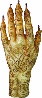 Bàn tay Vinh quang được miêu tả là của một gã đàn ông bị tử hình trên giá treo cổ vì tội ác hắn gây ra. Theo truyền thuyết, bàn tay này có khả năng ma thuật. Nó giúp tên trộm nhìn trong bóng tối, mở khóa bất kỳ cánh cửa nào, và khiến người trong nhà bất động, không nói nên lời. (Ảnh: reddit)