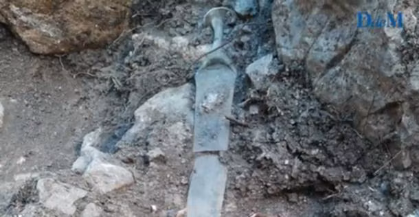 Jaume Deya và Pablo Galera, hai nhà khảo cổ đứng đầu nhóm nghiên cứu, thể hiện sự ngạc nhiên lớn khi phát hiện thanh kiếm. Họ từng nghĩ rằng không còn vật gì để khám phá tại nơi này sau nhiều năm khai quật. Thanh kiếm vẫn trong tình trạng tốt sau hàng nghìn năm, trừ một phần lưỡi bị gãy.