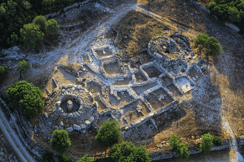 Dựa trên các khám phá khảo cổ, Talaiotic đã tồn tại từ khoảng 1000-6000 trước Công nguyên.