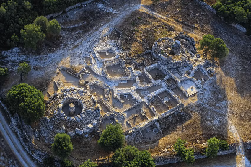 Dựa trên các khám phá khảo cổ, Talaiotic đã tồn tại từ khoảng 1000-6000 trước Công nguyên.