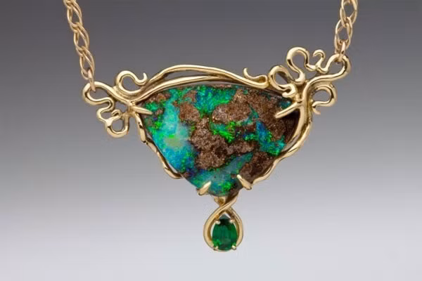 2. Viên đá quý Cintamani: Đá quý huyền thoại Cintamani được cho là có giá trị tương đương hòn đá của phù thủy. Có giả thuyết cho rằng, cuốn sách này nằm ở khu vực Đông Nam Á và có khả năng biến mọi điều ước thành hiện thực.