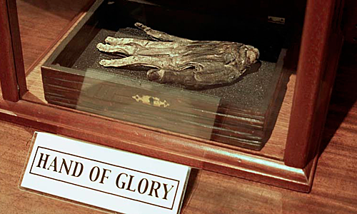 5. Bàn tay của Glory: Đây là một phần cơ thể của kẻ sát nhân. Người ta dùng sáp nến để gắn một trong các ngón tay của kẻ giết người với tóc của y để làm bấc đèn.