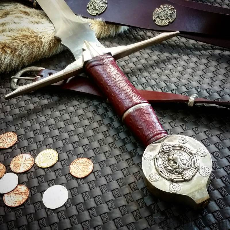 6. Durandal - Thanh Kiếm của Roland: Durandal là thanh kiếm huyền thoại của Roland, một trong mười hai hiệp sĩ của Charlemagne. Theo truyền thuyết, Durandal không thể bị phá hủy và chứa đựng những thánh tích quý giá bên trong. Roland đã sử dụng thanh kiếm này trong trận chiến cuối cùng của mình, và nó được cho là đã găm sâu vào một vách đá để tránh rơi vào tay kẻ thù. (Ảnh: Reliks)