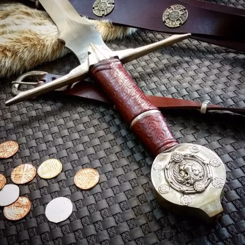 6. Durandal - Thanh Kiếm của Roland: Durandal là thanh kiếm huyền thoại của Roland, một trong mười hai hiệp sĩ của Charlemagne. Theo truyền thuyết, Durandal không thể bị phá hủy và chứa đựng những thánh tích quý giá bên trong. Roland đã sử dụng thanh kiếm này trong trận chiến cuối cùng của mình, và nó được cho là đã găm sâu vào một vách đá để tránh rơi vào tay kẻ thù. (Ảnh: Reliks)