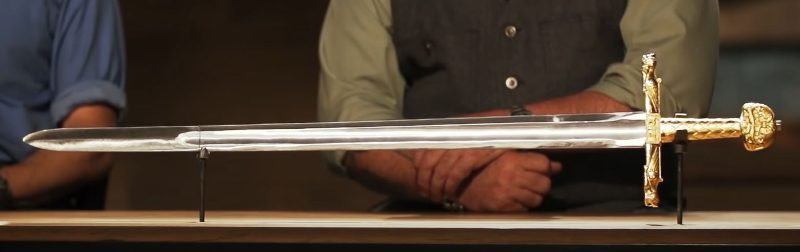 3. Joyeuse - Thanh Kiếm của Charlemagne: Joyeuse là thanh kiếm huyền thoại của Charlemagne, Vua của Đế quốc Frank. Nó được cho là có khả năng thay đổi màu sắc 30 lần mỗi ngày và mang lại sự bất tử cho người sở hữu. Joyeuse hiện đang được trưng bày tại Bảo tàng Louvre ở Paris và là biểu tượng của quyền lực hoàng gia Pháp. (Ảnh: Swordis)