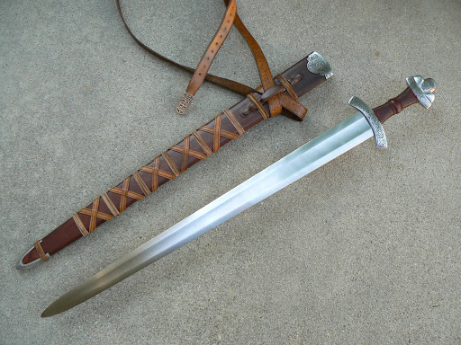 4. Gram - Thanh Kiếm của Sigurd: Gram là thanh kiếm của Sigurd, người anh hùng trong thần thoại Bắc Âu. Theo truyền thuyết, Gram được rèn từ mảnh vỡ của một thanh kiếm khác bởi thợ rèn huyền thoại Regin. Sigurd đã sử dụng Gram để tiêu diệt rồng Fafnir, mang lại sự giàu có và quyền lực cho mình. (Ảnh: Berloga Workshop)