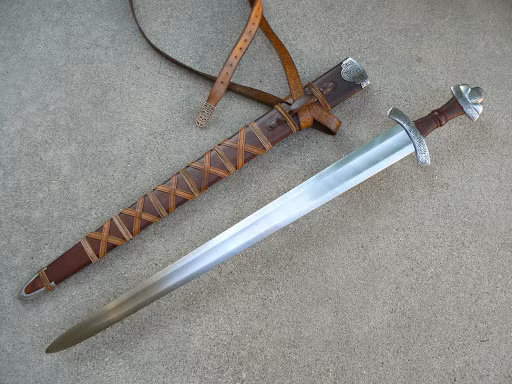 4. Gram - Thanh Kiếm của Sigurd: Gram là thanh kiếm của Sigurd, người anh hùng trong thần thoại Bắc Âu. Theo truyền thuyết, Gram được rèn từ mảnh vỡ của một thanh kiếm khác bởi thợ rèn huyền thoại Regin. Sigurd đã sử dụng Gram để tiêu diệt rồng Fafnir, mang lại sự giàu có và quyền lực cho mình. (Ảnh: Berloga Workshop)