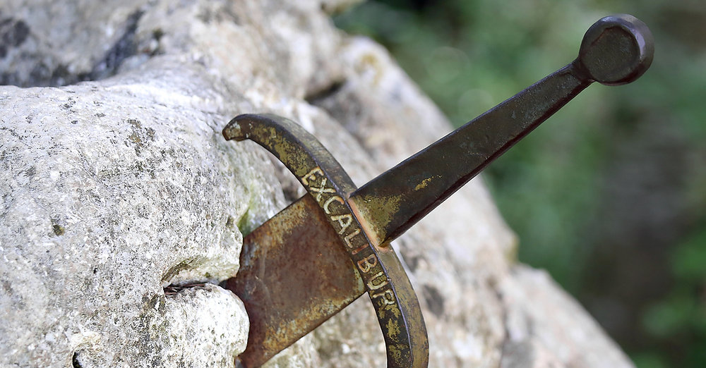 1. Excalibur - Thanh Kiếm của Vua Arthur: Không có thanh kiếm nào nổi tiếng hơn Excalibur, biểu tượng của quyền lực và sự cai trị công bằng. Theo truyền thuyết, Excalibur được trao cho Vua Arthur bởi Nữ thần Hồ (Lady of the Lake) và chỉ có người xứng đáng mới có thể rút nó ra khỏi đá. Thanh kiếm này được cho là có sức mạnh vô song và mang lại chiến thắng cho người sở hữu. (Ảnh: Mystorical)