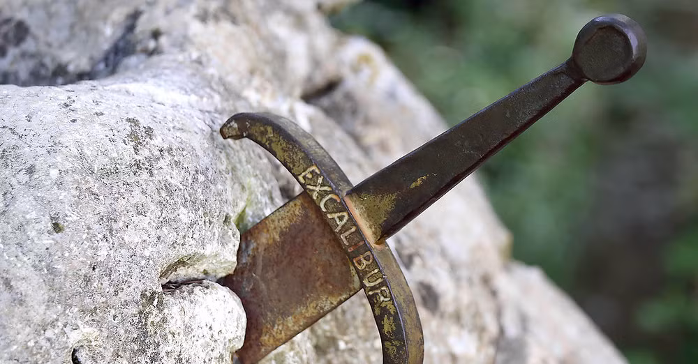 1. Excalibur - Thanh Kiếm của Vua Arthur: Không có thanh kiếm nào nổi tiếng hơn Excalibur, biểu tượng của quyền lực và sự cai trị công bằng. Theo truyền thuyết, Excalibur được trao cho Vua Arthur bởi Nữ thần Hồ (Lady of the Lake) và chỉ có người xứng đáng mới có thể rút nó ra khỏi đá. Thanh kiếm này được cho là có sức mạnh vô song và mang lại chiến thắng cho người sở hữu. (Ảnh: Mystorical)