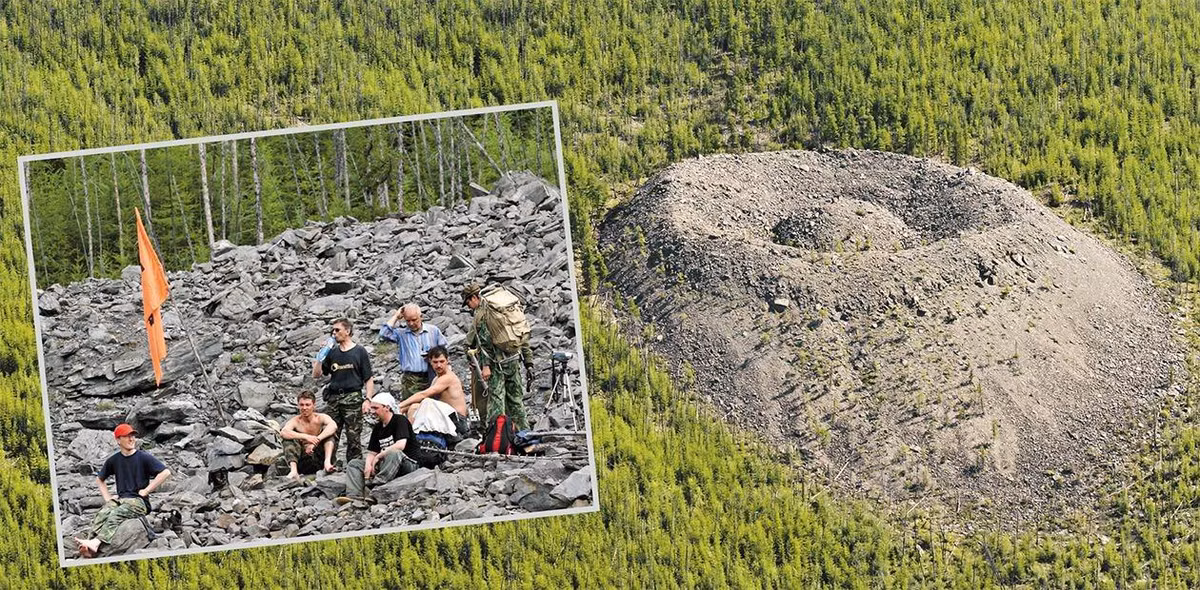 Nó cao 70 mét, với một gò đất nhỏ hơn ở trung tâm, cao khoảng 12 mét.(Ảnh: scfh.ru)