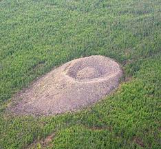 Nhiều giả thuyết đã được đưa ra về nguồn gốc của miệng núi lửa, từ va chạm thiên thạch, vụ phun trào núi lửa đến sự hiện diện của UFO của người ngoài hành tinh, nhưng không có giả thuyết nào được chứng minh thuyết phục. (Ảnh: Medium)