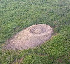 Nhiều giả thuyết đã được đưa ra về nguồn gốc của miệng núi lửa, từ va chạm thiên thạch, vụ phun trào núi lửa đến sự hiện diện của UFO của người ngoài hành tinh, nhưng không có giả thuyết nào được chứng minh thuyết phục. (Ảnh: Medium)