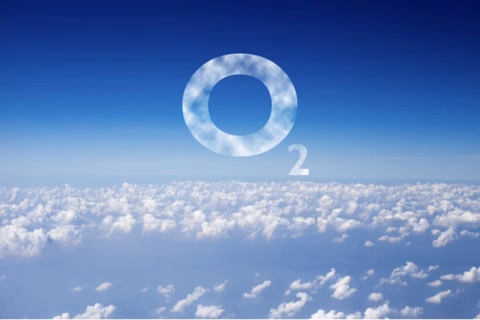 Oxy thường kết hợp với các nguyên tố khác tạo thành oxit, ví dụ như thạch anh (oxit silic), gỉ sắt (oxit sắt), và đá vôi (oxit canxi và cacbon).